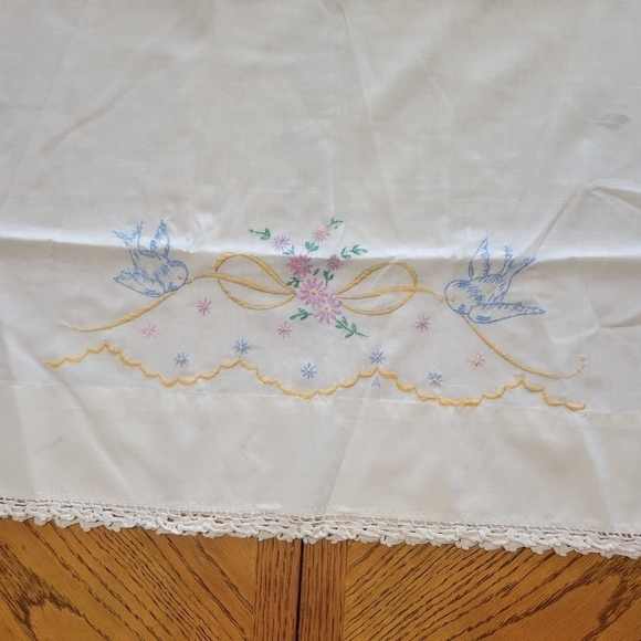 Vintage Hand Embroidered Two Birds Linen - Picture 2 of 3